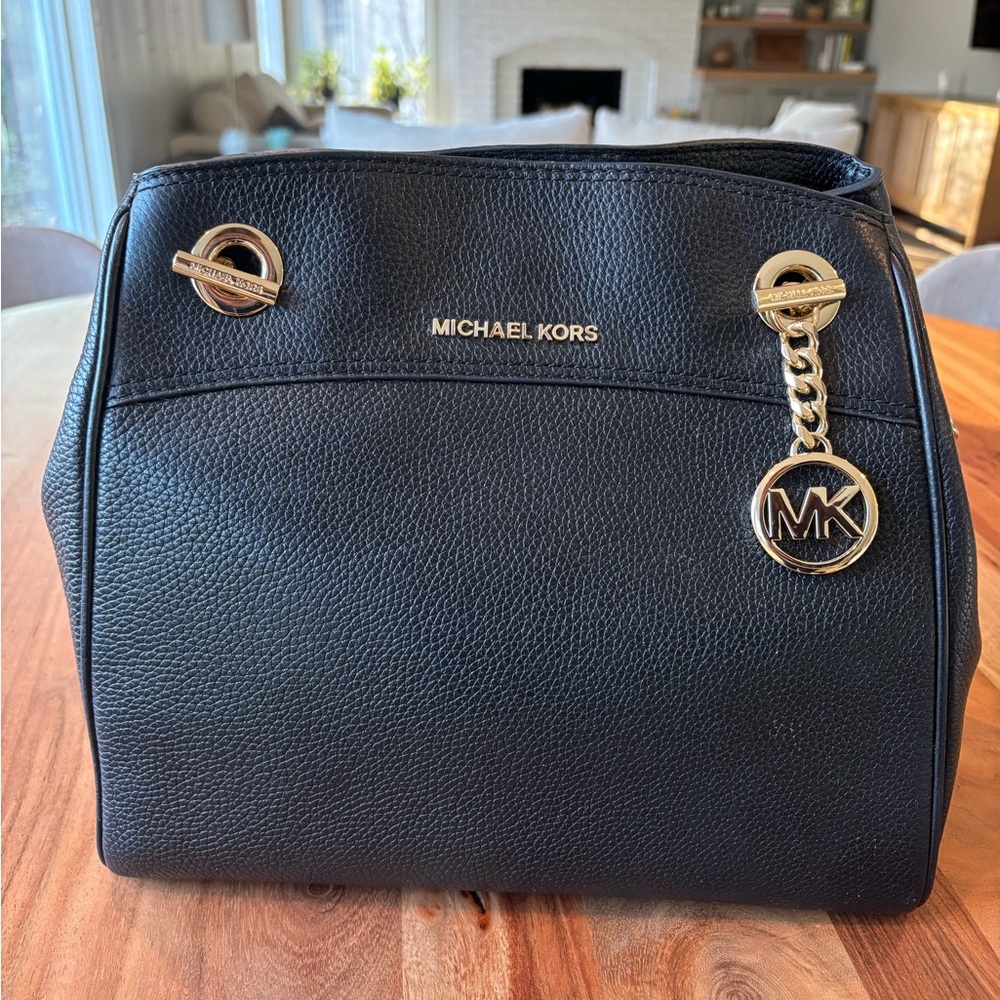 New without tags: Michael Kors Black Leather Gold Chain Shoulder Bag Medium